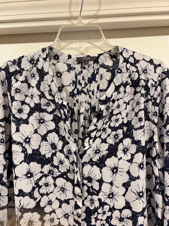 NYDJ Navy and White Floral Button-Up Blouse size M - Picture 3 of 5